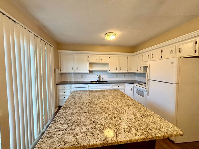 2156 S White Oak Dr, Wichita, KS 67207