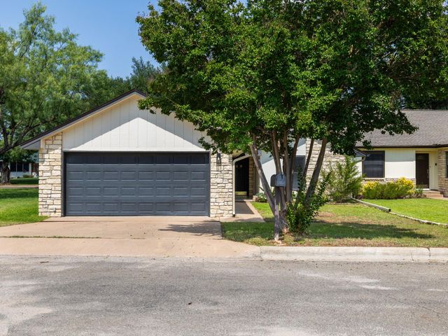 26 Fairway LN, Meadowlakes, TX 78654