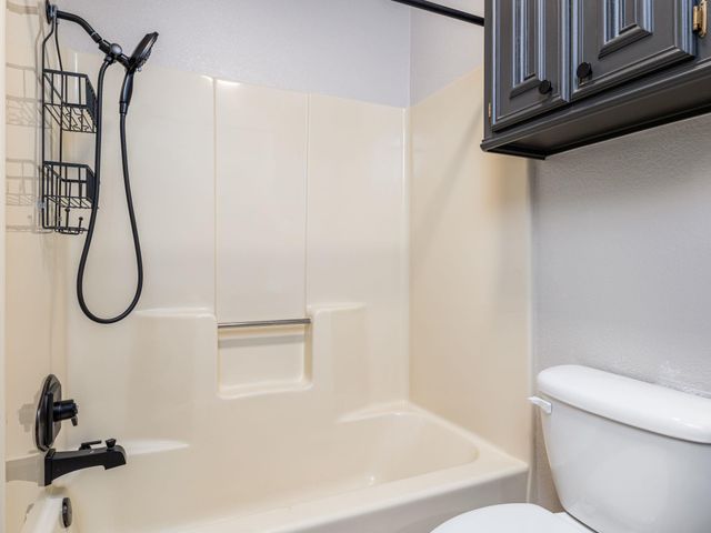 26 Fairway LN, Meadowlakes, TX 78654