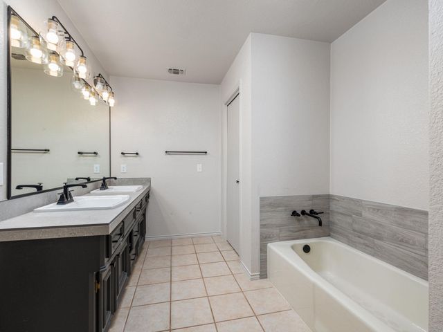 26 Fairway LN, Meadowlakes, TX 78654