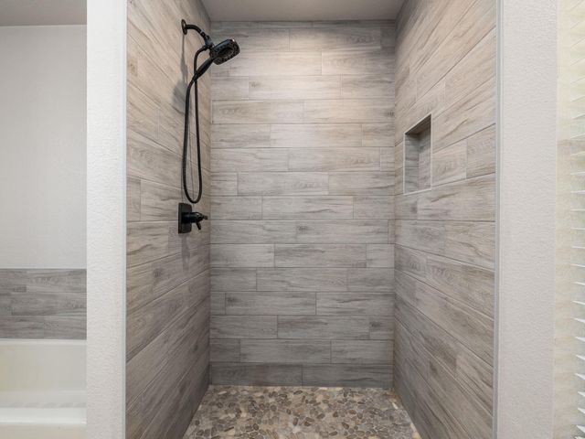 26 Fairway LN, Meadowlakes, TX 78654