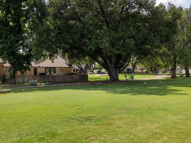 26 Fairway LN, Meadowlakes, TX 78654
