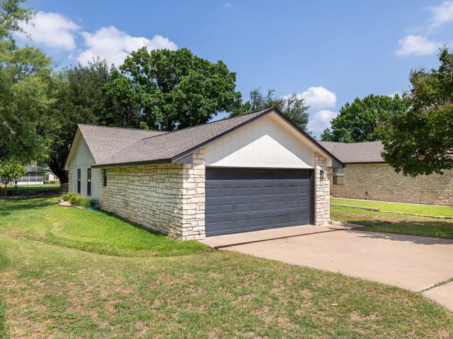 26 Fairway LN, Meadowlakes, TX 78654
