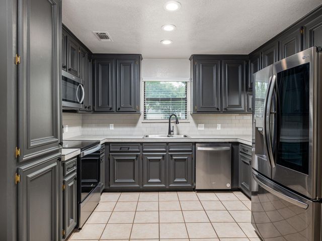 26 Fairway LN, Meadowlakes, TX 78654