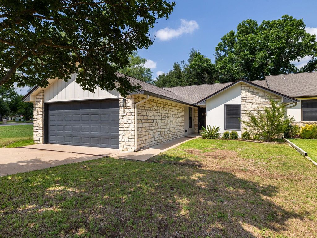 26 Fairway LN, Meadowlakes, TX 78654
