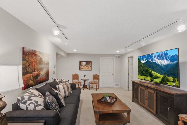 618 W Holmberg Ln, Spokane, WA 99218