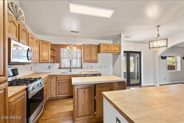 17313 E Lions Crossing Road, Dewey, AZ 86327