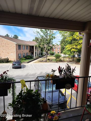 431 Logsdon Ct, Douglass Hills, KY 40243