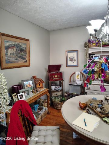 431 Logsdon Ct, Douglass Hills, KY 40243