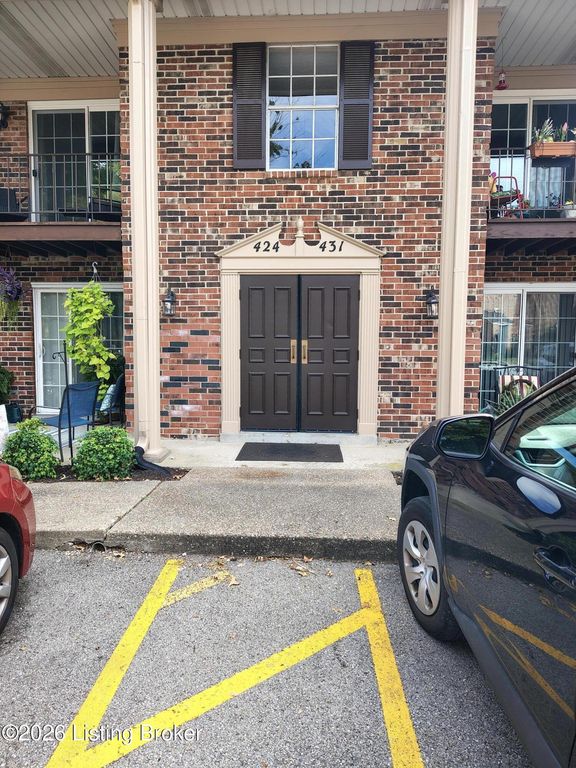 431 Logsdon Ct, Douglass Hills, KY 40243