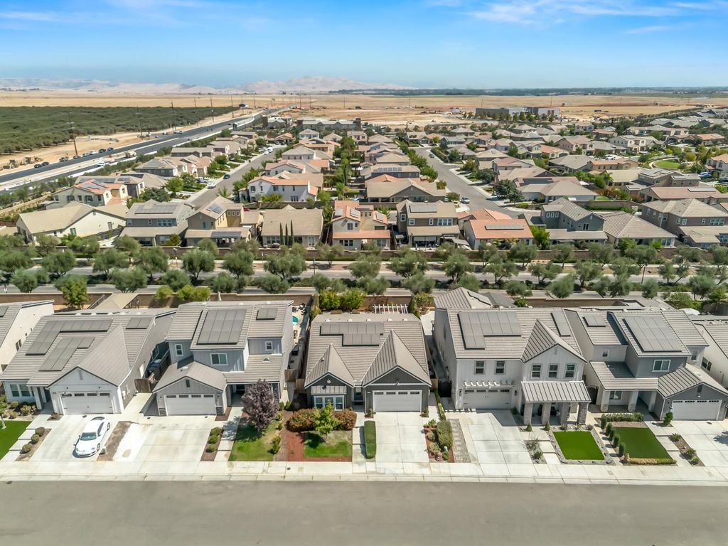 Image 5 of property listing at 143 Timberline Way S, Madera, CA 93636