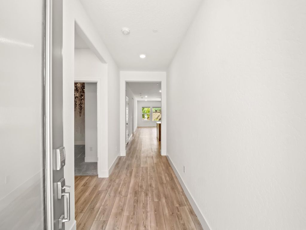 Image 7 of property listing at 143 Timberline Way S, Madera, CA 93636