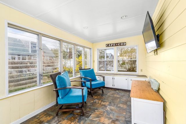 2 Montauk Street, Falmouth, MA 02536