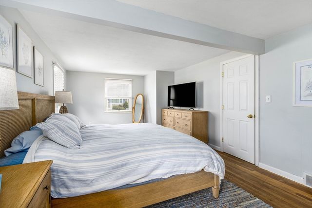 2 Montauk Street, Falmouth, MA 02536