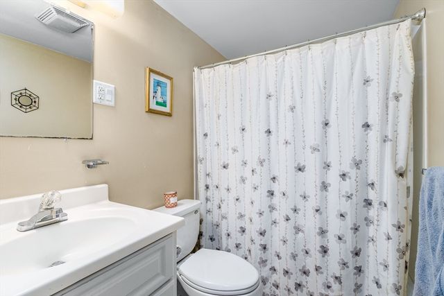 2 Montauk Street, Falmouth, MA 02536