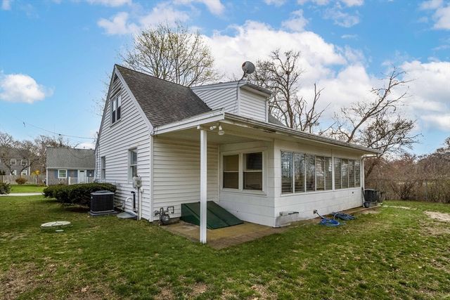 2 Montauk Street, Falmouth, MA 02536