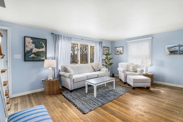 2 Montauk Street, Falmouth, MA 02536