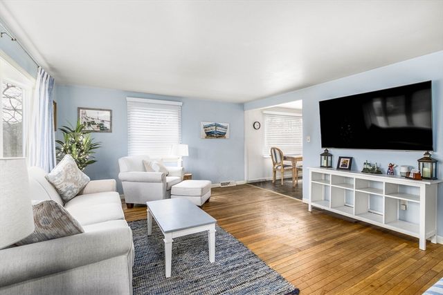 2 Montauk Street, Falmouth, MA 02536