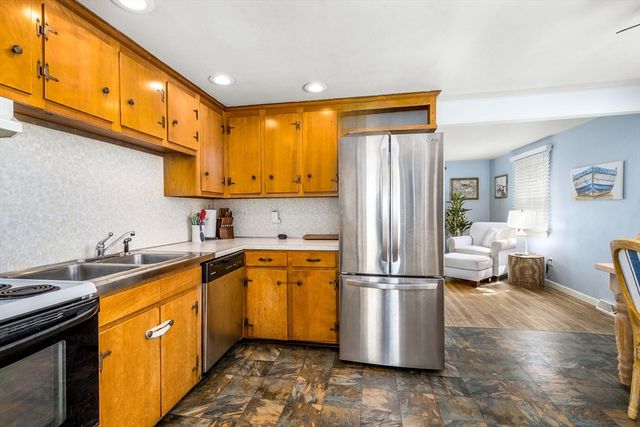 2 Montauk Street, Falmouth, MA 02536