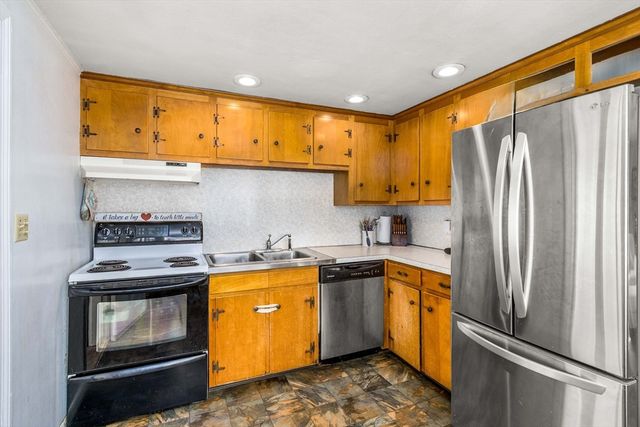 2 Montauk Street, Falmouth, MA 02536