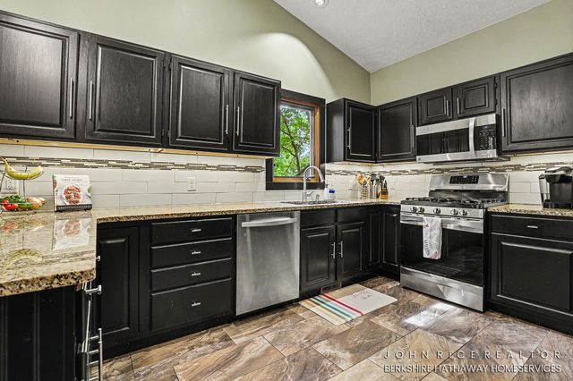 956 Spaulding Avenue SE, Ada, MI 49301
