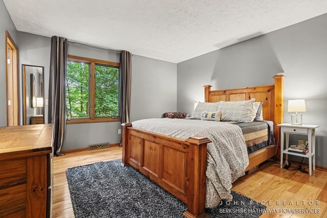 956 Spaulding Avenue SE, Ada, MI 49301