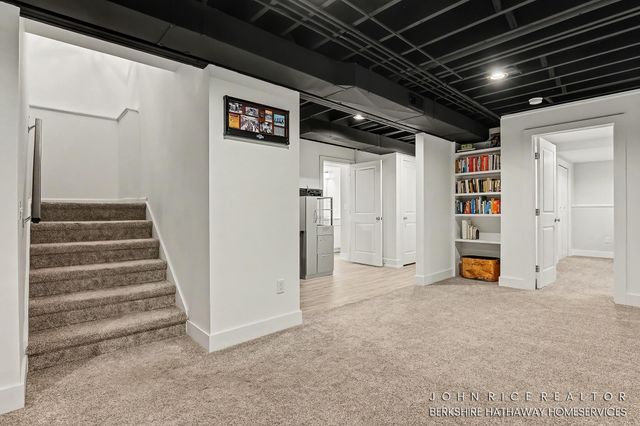 956 Spaulding Avenue SE, Ada, MI 49301