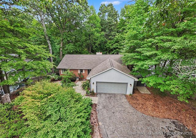 956 Spaulding Avenue SE, Ada, MI 49301