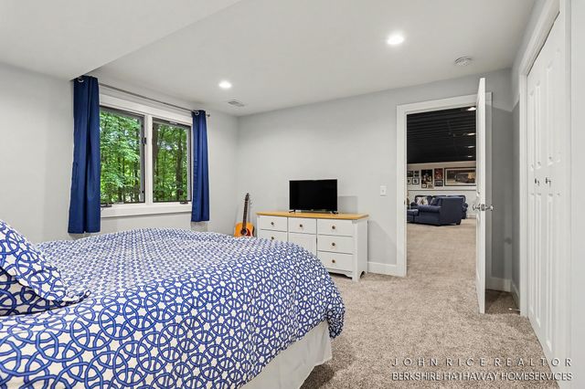 956 Spaulding Avenue SE, Ada, MI 49301