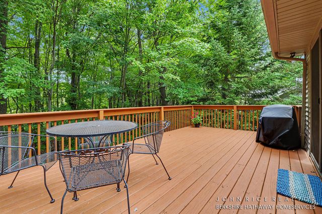 956 Spaulding Avenue SE, Ada, MI 49301