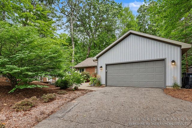 956 Spaulding Avenue SE, Ada, MI 49301