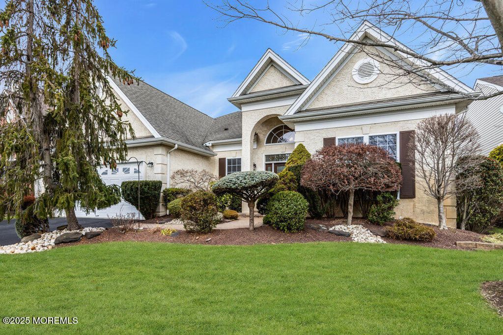 19 Torrey Pines Drive, Monroe, NJ 08831