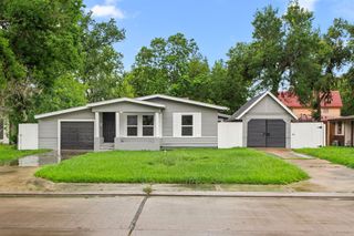 54 Lantana Court, Lake Jackson, TX 77566