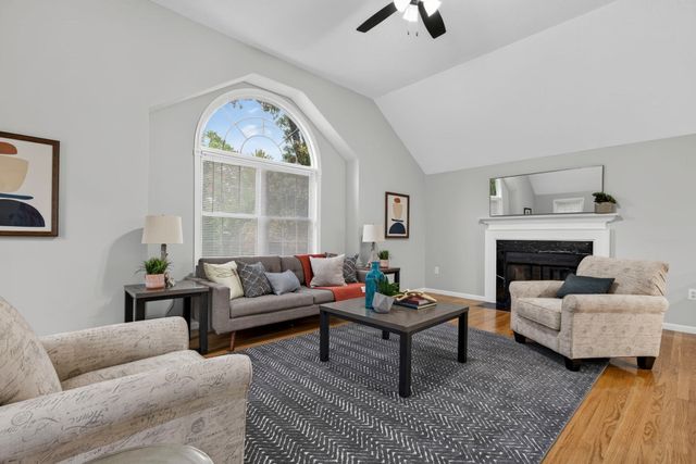 16 Horseshoe Ln, Clinton, MA 01510