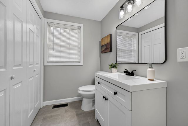 16 Horseshoe Ln, Clinton, MA 01510