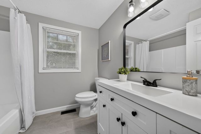 16 Horseshoe Ln, Clinton, MA 01510
