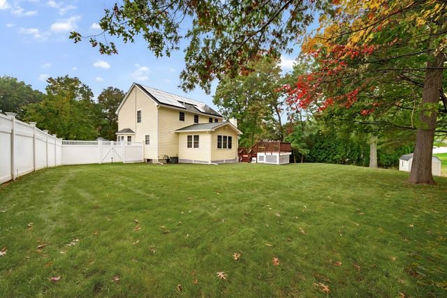 16 Horseshoe Ln, Clinton, MA 01510