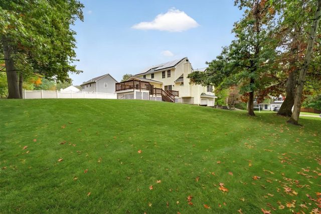 16 Horseshoe Ln, Clinton, MA 01510