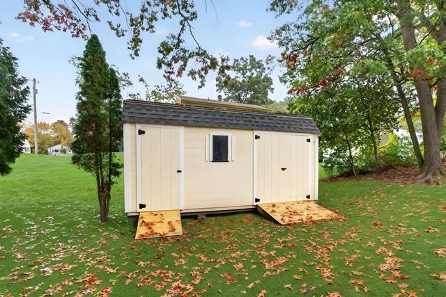16 Horseshoe Ln, Clinton, MA 01510
