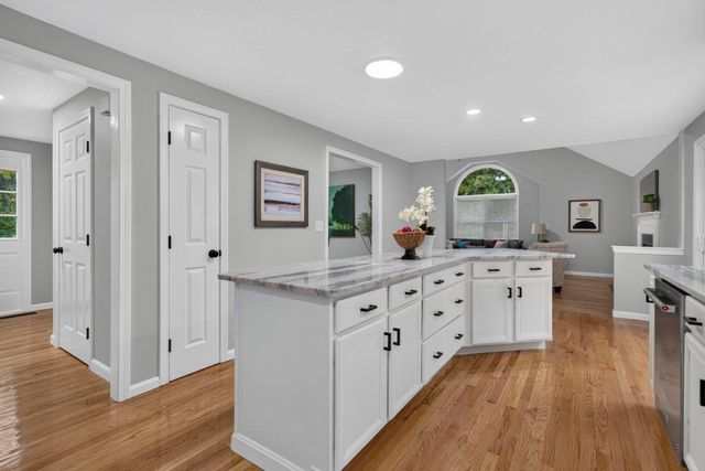 16 Horseshoe Ln, Clinton, MA 01510