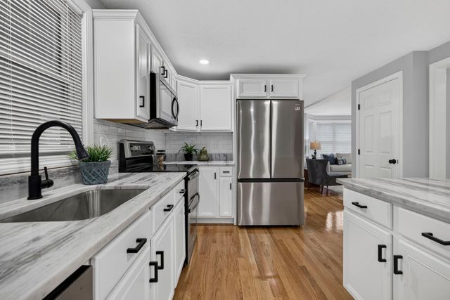 16 Horseshoe Ln, Clinton, MA 01510