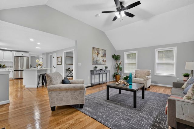 16 Horseshoe Ln, Clinton, MA 01510
