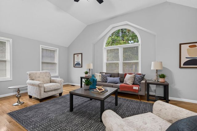 16 Horseshoe Ln, Clinton, MA 01510