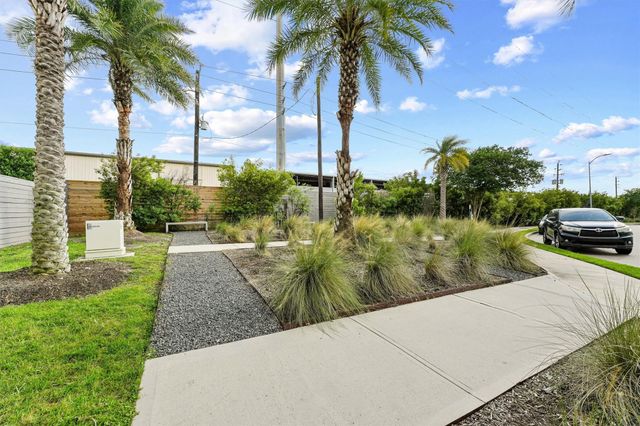 5854 E Post Oak Lane, Houston, TX 77055