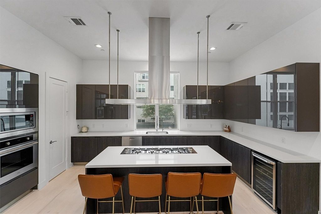 5854 E Post Oak Lane, Houston, TX 77055