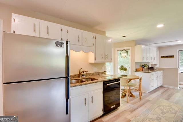 194 Fairway Lane, Dillard, GA 30537