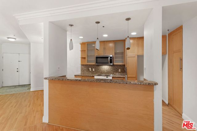 1201 Larrabee Street 206, West Hollywood, CA 90069