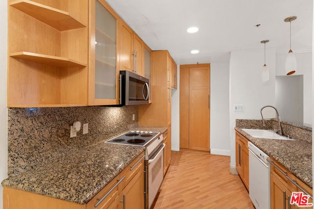 1201 Larrabee Street 206, West Hollywood, CA 90069