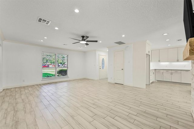 9206 W Sterling Drive, Pearland, TX 77584