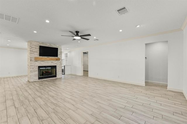 9206 W Sterling Drive, Pearland, TX 77584